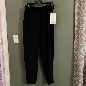 New with tags, women’s lululemon stretch high rise 7/8 black pants size 6